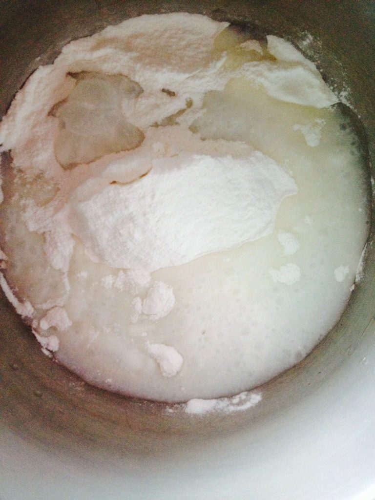 冰皮月饼,准备好以上材料，将水跟冰皮粉混合在一起搅拌