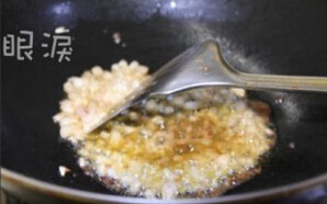 培根奶酪凉面,锅中放入一小块黄油，待黄油融化，放入洋葱丁炒干水分