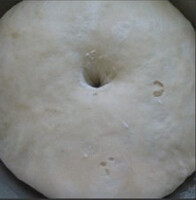 白巧克力面包干,用后油法将材料A全部放入面包机，揉至出现薄膜。在温暖处发酵至2-2.5倍大