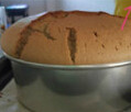 咖啡奶酪戚风蛋糕 ,烤箱170度预热，把蛋糕糊倒入8吋中空蛋糕模中，放入烤箱中下层烤约50分钟；