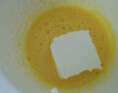 咖啡奶酪戚风蛋糕 ,蛋黄加入砂糖沿盆底擦匀，加入奶油奶酪隔水加热搅拌均匀