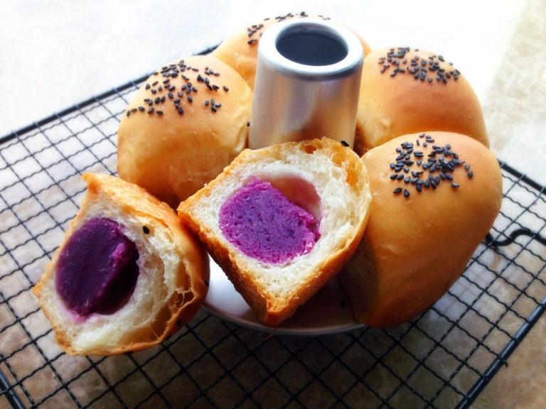 Q弹紫薯馅花朵面包