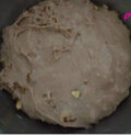 红糖核桃面包,除核桃和黄油外的材料揉至光滑，加入黄油揉至延展阶段，加入核桃揉匀