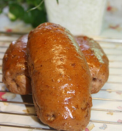 红糖核桃面包,小面团发酵到原来的2倍左右，放在预热的烤箱中层200°约20分钟左右