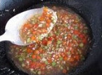 香烤猪肉茄包儿,油锅爆香蒜末,放入红绿辣椒碎,翻炒放入盐，生抽,水淀粉勾芡,搅拌均匀
