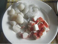 鲍汁海鲜炒饭,虾仁和带子洗净，虾仁挑去虾肠，用盐和胡椒粉腌5分钟