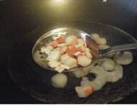 鲍汁海鲜炒饭,锅里放清水煮滚后，放入虾仁和带子大火煮成半熟，蟹棒稍微烫一下，捞出沥干水份