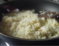 福建炒饭,锅里放油烧热，放入米饭，炒至米粒松散，加入鸡蛋液，炒均匀