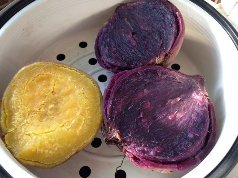 Q弹紫薯馅花朵面包,先蒸熟紫薯（请忽略旁边的黄薯，早餐吃掉了～）