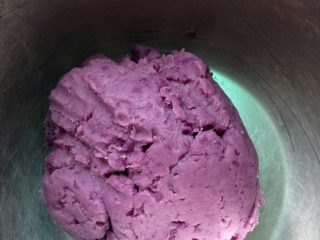 Q弹紫薯馅花朵面包,紫薯泥和融化的黄油，炼乳，低粉，玉米淀粉，混合，拌均匀。