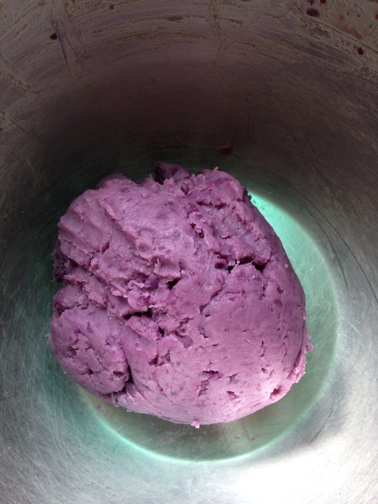 Q弹紫薯馅花朵面包,紫薯泥和融化的<a style='color:red;display:inline-block;' href='/shicai/ 887'>黄油</a>，炼乳，低粉，玉米淀粉，混合，拌均匀。