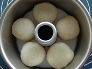 Q弹紫薯馅花朵面包,用的不是不沾模，所以底和四周涂了一些玉米油，面团收口向下排进去。
