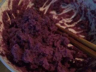 自制紫薯冰皮月饼,紫薯洗净上锅蒸，然后捣碎成泥
