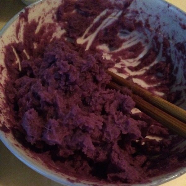 自制紫薯冰皮月饼,<a style='color:red;display:inline-block;' href='/shicai/ 2643'>紫薯</a>洗净上锅蒸，然后捣碎成泥