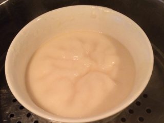 自制紫薯冰皮月饼,糯米粉和粘米粉同比例，再加入少量的生粉用牛奶搅匀，加糖和油搅拌上锅蒸透（半个小时左右）