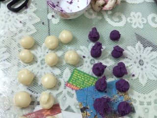 自制紫薯冰皮月饼,把蒸好的粉团加入猪油揉成团，把紫薯搓成团备用比例1:2，可以根据自己需要来定