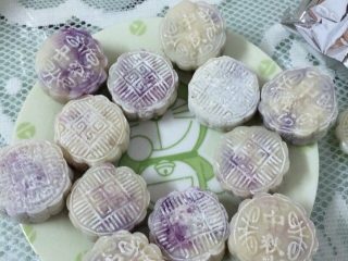 自制紫薯冰皮月饼,把粉团压扁，放入紫薯团，和汤圆一样包好，然后用月饼模定型就完成啦