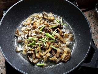 炒米粉,再将鳗鱼干和香菇一起炒2分钟
出香味了放料酒和酱油再炒。看鳗鱼干熟。