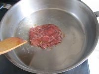 香煎牛扒,如图将锅烧热，加入少量的油，放入腌好的牛眼肉；