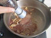 香煎牛扒,如图煎好后再加入黑胡椒碎；