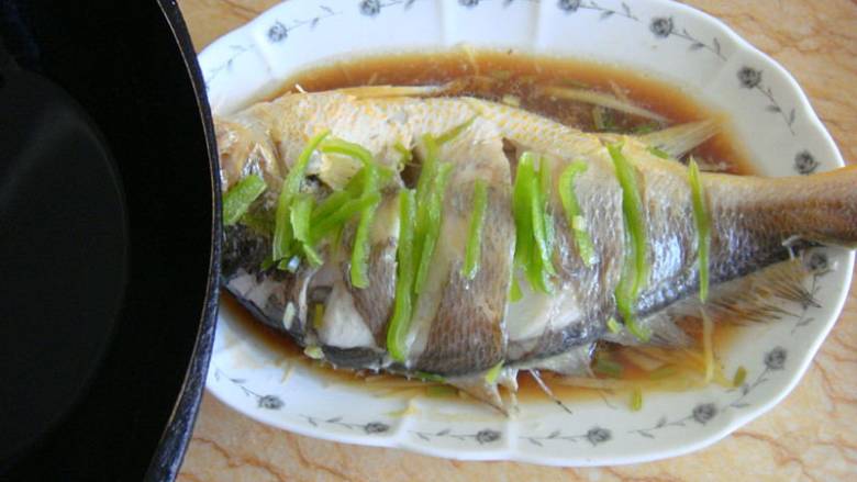 清蒸黄鱼,锅内倒入适量橄榄油烧至冒青烟均匀淋在鱼身即可