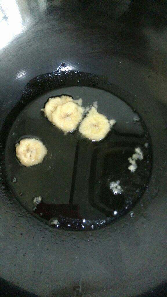 炸香蕉片,在油锅里炸