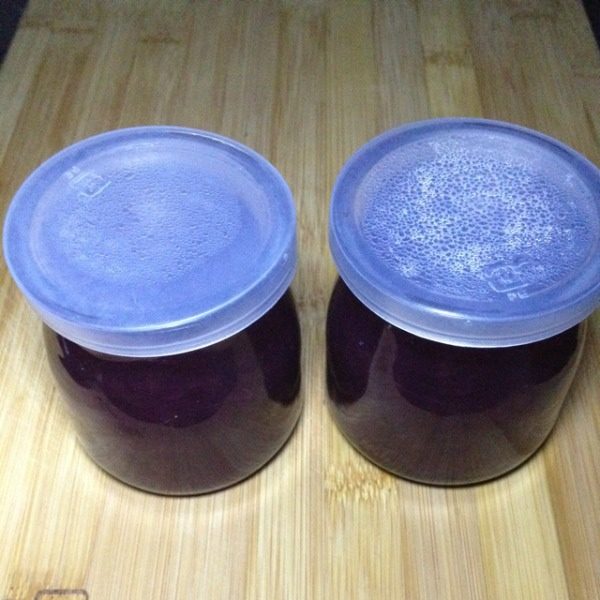 葡萄果酱,冷到7至8十度装入消过毒的玻璃瓶中，稍凉放冰箱保存