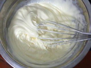 榴莲雪糕,将淡奶油 加入30g 砂糖打发 并放入冷藏30min
