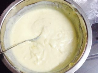 榴莲雪糕,准备好的蛋黄榴莲浆与打发后的淡奶油 充分搅匀