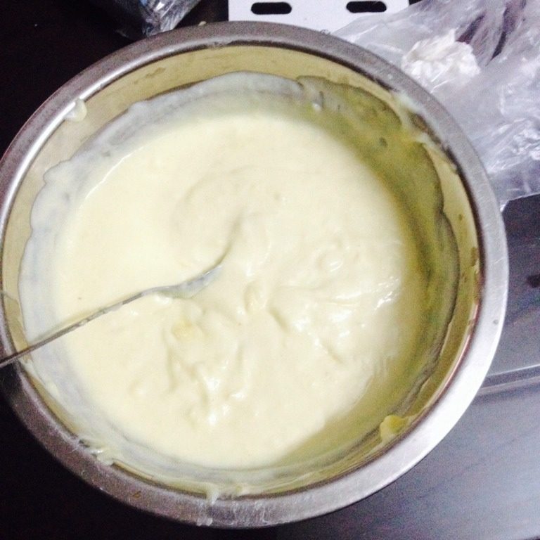 榴莲雪糕,准备好的蛋黄榴莲浆与打发后的淡奶油 充分搅匀