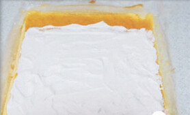 蒙布朗蛋糕卷,蛋糕片下垫一张油纸，将馅料涂在蛋糕片内部，起始端奶油稍厚，末端奶油稍薄，最后3cm左右不涂奶油