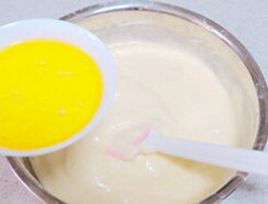 蒙布朗蛋糕卷,将隔水融化呈液体状的黄油倒在刮刀上，快速的翻拌均匀