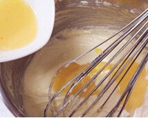 趣多多,分次将全蛋液加入打发的黄油糊中，混合拌匀