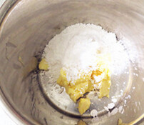 趣多多,黄油软化，加入糖粉打发至蓬松发白