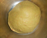 胡萝卜面包,除胡萝卜粒和黄油外的材料揉至光滑，加入黄油揉至延展阶段，加入胡萝卜粒揉匀
