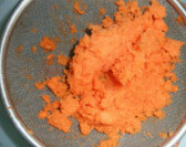 胡萝卜面包,把1根胡萝卜约150克和清水80克放入料理机，把胡萝卜搅碎，用滤网滤出胡萝卜汁，去水的胡萝卜粒留着备用