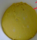 胡萝卜吐司,胡萝卜打成泥备用，除黄油外的材料揉至光滑，加入黄油揉至薄膜状，在室温下发酵到原来的2倍左右