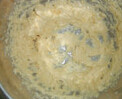 海苔肉松芝麻棒,在黄油中分次加入蛋液，搅拌均匀