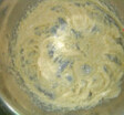 海苔肉松芝麻棒,黄油切小块，室温下软化后加入糖和盐打发到颜色变白