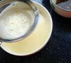 面包布丁,在牛奶里加适量蜂蜜，加热，但不要烧开，再加入打散的鸡蛋，快速搅拌均匀，即成布丁液
