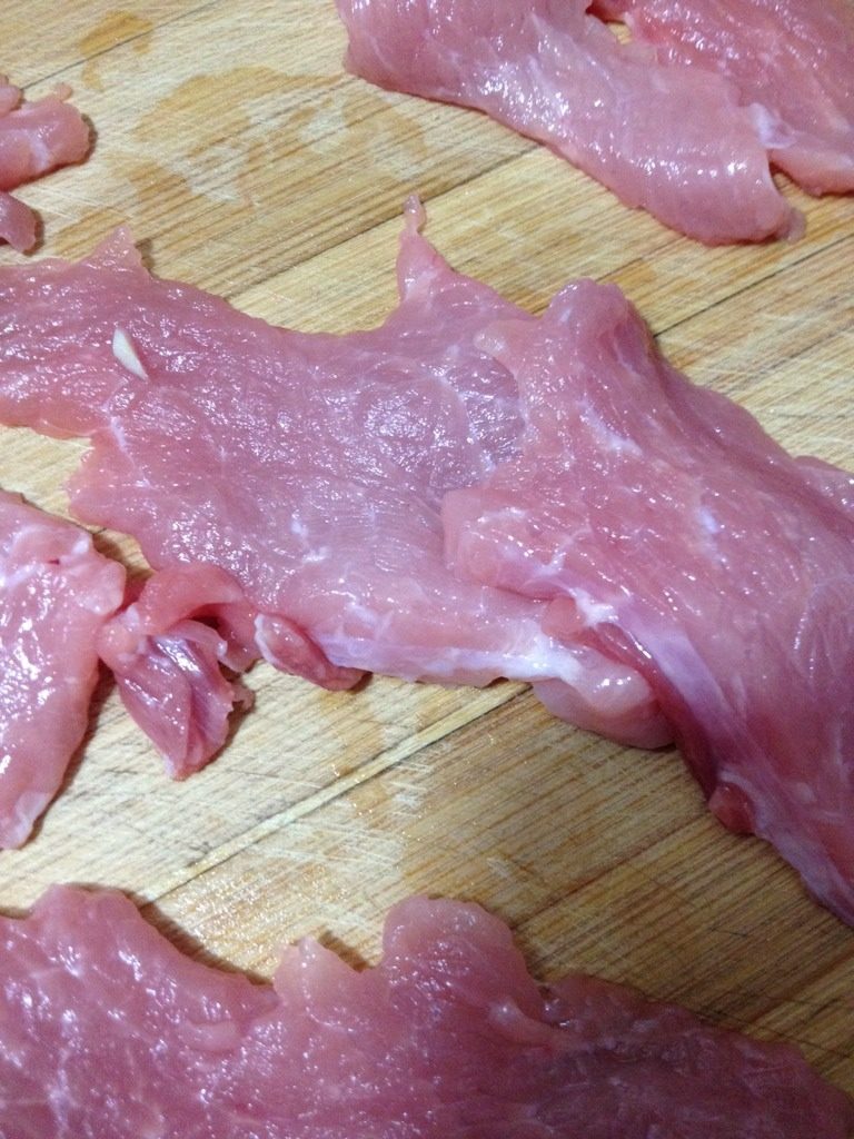 东北锅包肉,如图切成大约刀背的厚度