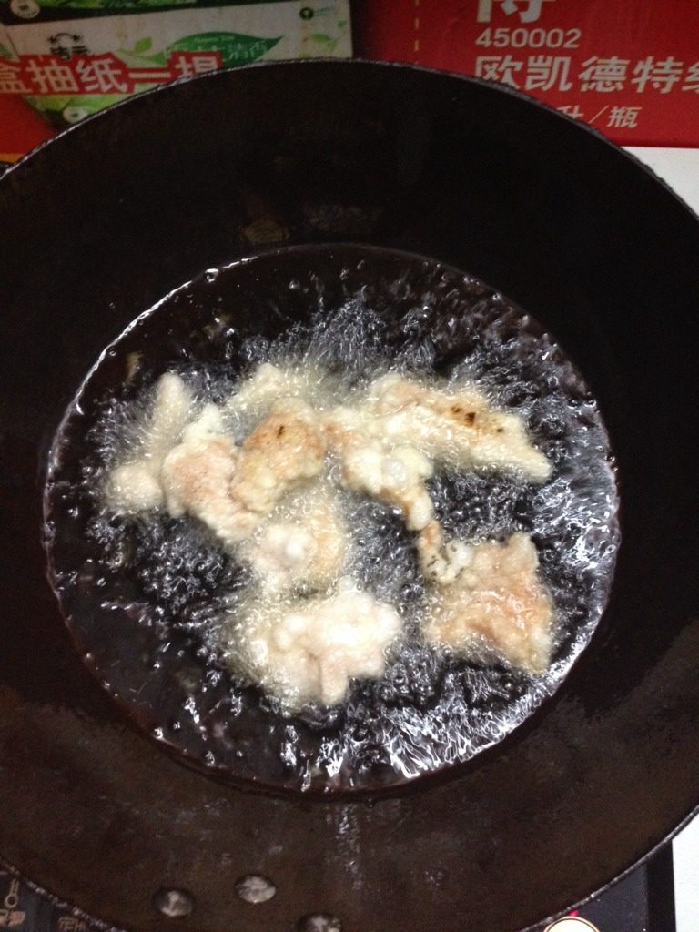 东北锅包肉,如图油热放入肉片，起泡后，捞出