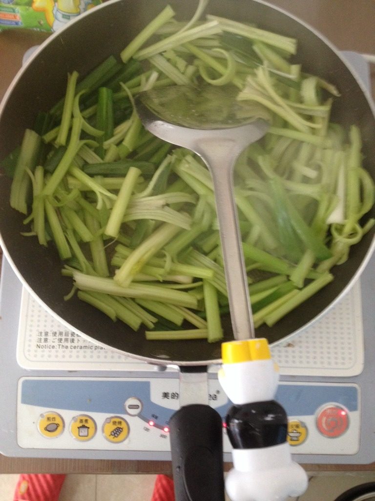 白鳝炒芹菜,把芹菜、葱炒熟至七分。