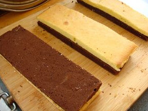 棋格奶油蛋糕,将两片同样大小的蛋糕片重叠，切成三等分