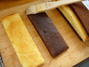 棋格奶油蛋糕,两片蛋糕片之间刷糖浆，涂奶油，沾合在一起，放冰箱定略定型