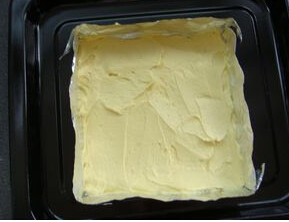 棋格奶油蛋糕,加入牛奶，翻拌均匀，倒一半面糊在纸模中，放进预热175度的烤箱中层，10分钟，制成一片原味蛋糕片