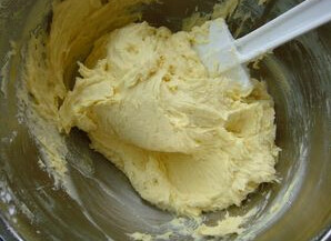 棋格奶油蛋糕,低粉+泡打粉混合筛入黄油鸡蛋糊中，用刮刀翻拌均匀
