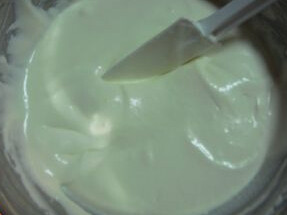 酸奶轻乳酪蛋糕 ,将蛋白分三次加入50克细砂糖，打发至干性发泡前的状态，分三次拌入奶酪面糊中，切拌均匀
