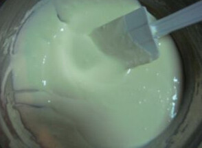 酸奶轻乳酪蛋糕 ,加入低粉搅拌均匀，放冷藏室备用