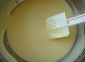 柠檬芝士蛋糕 ,筛入低粉和玉米粉翻拌均匀，将50克黄油在微波炉中溶化，晾凉后加入奶酪面糊中翻拌均匀